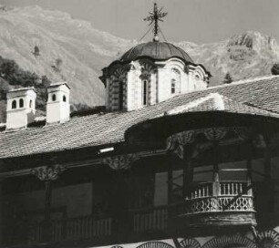 Bulgarien. Balkanländer, Rilagebirge. Rila-Kloster. Oberen Holzgalerie eines Wohnhauses gegen das Rilagebirge