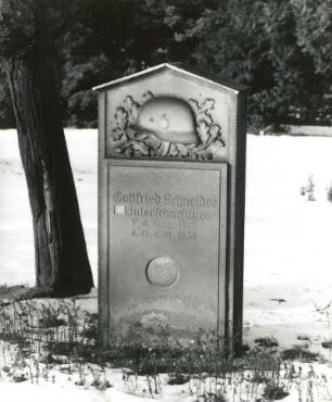 Grabmal für Gottfried Schneider : Grabmal für Gottfried Schneider. Sandstein (ab 1938). Dresden-Neustadt, Albertstadt, Nordfriedhof (Garnisonsfriedhof)