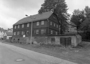Klingenthal-Zwota, Klingenthaler Straße 44. Wohnhaus mit Anbau. Straßenansicht