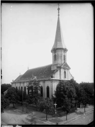 Huttenheim Katholische Pfarrkirche Sankt Peter Außenansicht von Nordwesten