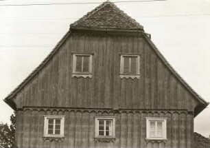 Niedercunnersdorf, Giebel eines Wohnhauses mit Holzverschalung