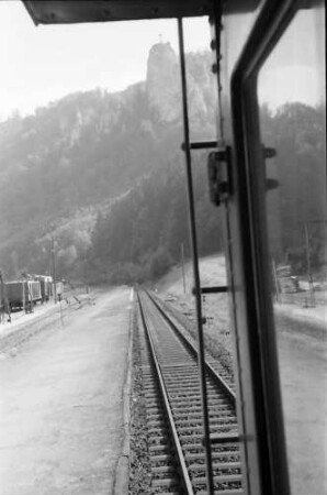 Beuron: Spiegelung in Türscheibe des letzten Wagens