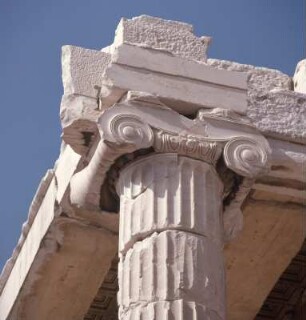 Athen, Große Propyläen, Akropolis. Ionisches Kapitell. Mnésikles 437-432 v. Chr., in den Großen Propyläen