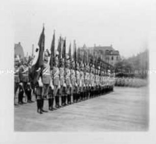Raumbildband. Reichsparteitag der Arbeit. 100 Bilder. Beim Appell der deutschen Polizei. Die neuen Fahnen.