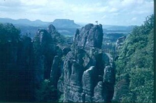 Sächsische Schweiz, Rathener Gebiet. Basteibrücke von der Ferdinandaussicht. Blick nach Südsüdost zum Lilienstein