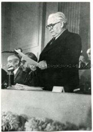 Wilhelm Pieck verliest am 7. Oktober 1949 das Manifest der Nationalen Front