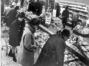 Hamburg. Andrang an den Selbstbedienungsauslagen in einem Lebensmittel-Discounter des im Jahr 1966 eröffneten Elbe-Einkaufszentrum. Aufgenommen 1969