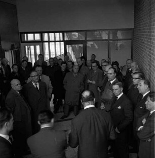 Reinfeld: Kreistagssitzung am 13. Februar 1962: Besichtigung der "Opal-Werke", Strumpffabrik Margaritoff & Schaffer GmbH: Vorhalle: Begrüßung der Abgeordneten und des Kreispräsidenten Friedrich Hardt durch Inhaber Heinz Schaffer