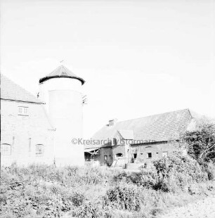 Bauerngehöft Herbst: Wirtschaftsgebäude mit Silo: hinten rechts vor Gebäude Bretter und Leiter: vorn Sträucher und Büsche