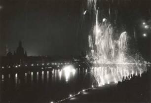 Dresden. Altstadt mit Feuerwerk. Blick vom rechten Ufer über die Elbe