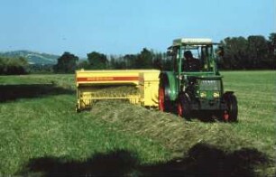Fotografie: Heuernte, Ballenpresse, Hochdruckpresse, Schmalspurtraktor