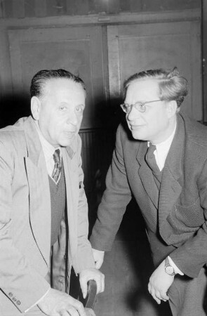 Szenenbilder aus dem Stück "Die Affäre Dreyfus" von Hans José Rehfisch und Wilhelm Herzog am Schloßparktheater Berlin-Steglitz : Schriftsteller Hans José Rehfisch (links) im Gespräch