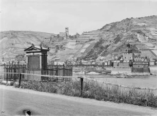 Blick auf Kaub mit Burg Pfalzgrafenstein, Burg Gutenfels, im Vordergrund das Blücherdenkmal