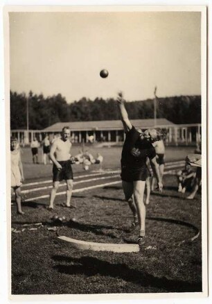 Gartenanlage Stadion Sachsenring, Bad Elster: Sportfeld: Kugelstoßer