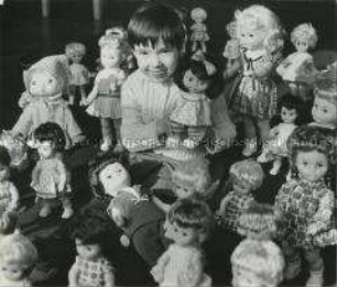 Mädchen mit Sortiment von Puppen des VEB Puppenfabrik "biggi" Waltershausen