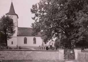 Collm, Kirche und Kirchhof mit Gerichtslinde von Norden