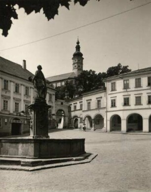 Mikulov (Nikolsburg). Marktplatz. Blick zum Schloss