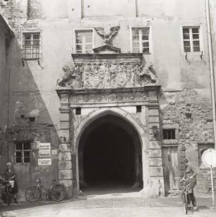 Sonnewalde, Schloss, Torbau des Vorderschlosses, Portal mit Auszug mit Wappen