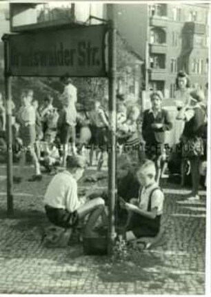 Warten auf die Abfahrt ins Ferienlager