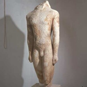 Delos. Archäologisches Museum. Naxischer Kuros aus dem Apollon-Heiligtum, um 620 v. Chr.
