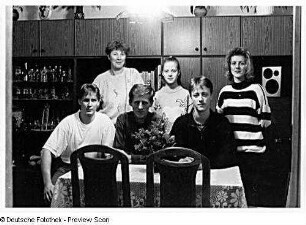 Familie L. (Sachbearbeiterin, Trockenbaumonteur) am Eßtisch