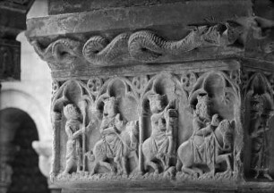 Ostflügel — Kapitell Relief
