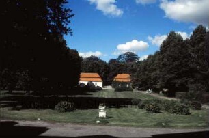 Blumendorf: Gut: Hof: Blick von Herrenhaus auf Torhäuser