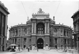 Odessa [Ukraine]: Theater, frontal
