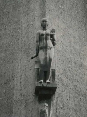 Dresden-Trachau. Wohnsiedlung der Gewobag (1928/um 1935; H. Richter). Wohnblock, Kopernikusstraße 27/33. Konsolfigur (Mutter und Kind), Nr. 27/Ecke Lichtenbergweg