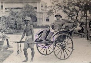 Rikschafahrer mit Tourist, vermutlich vor dem Hotel der Touristen : Weltreisen. Indonesien. Rikschafahrer mit Tourist, vermutlich vor dem Hotel der Touristen (vielleicht auf Java)