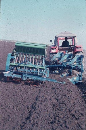 Fotografie: Volldrehpflug, Wendende Bodenbearbeitung, Drillsaat, Zahnkrümler, Drillmaschine, Allradtraktor, Drehpflug