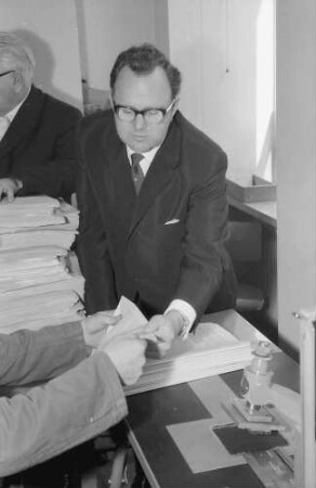 Freiburg: der Minster und Postdirektor Weber; Zeitungsverteilerraum