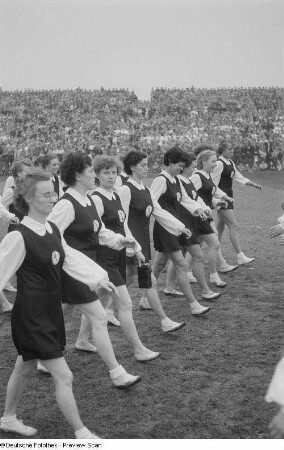 Mitglieder der Sportvereinigung Rotation während des Einzugs auf die Festwiese des Sportforums