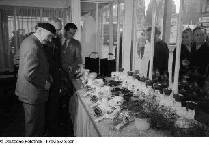 Besucher der Leipziger Herbstmesse 1954 betrachten Fleischwölfe
