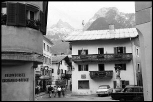 Lofer: Gasse mit Berge