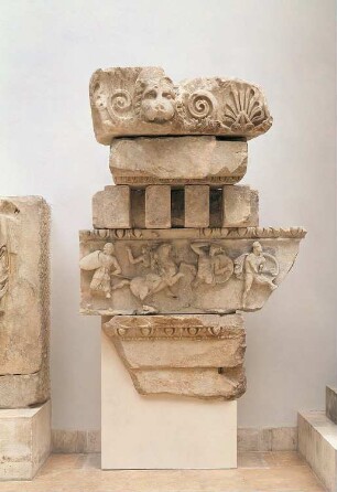 Rekonstruktion: Gebälkaufbau mit Fragment des Frieses (Westfront) des Artemistempels in Magnesia