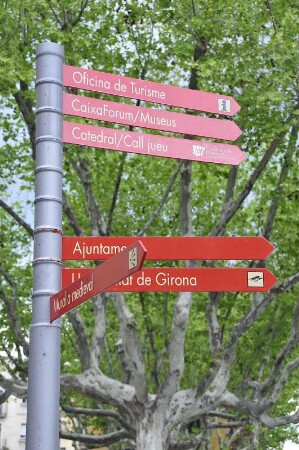 Girona - Hinweisschilder : Hinweisschilder auf Sehenswürdigkeiten, aufgenommen am 16. April 2012 in der Altstadt von Girona