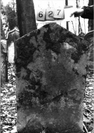 Grabstein 627 (Index: 99752503) Material: Sandstein Zustand: abgeblättert mit völl. Textverlust Maße HxBxT: 107x66x14 cm Beschreibung: Stele, giebelartiger Abschluß: Grabstein 627