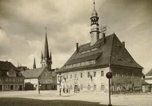 Neustadt, Marktplatz : Neustadt in Sachsen. Marktplatz mit Rathaus und Kirche