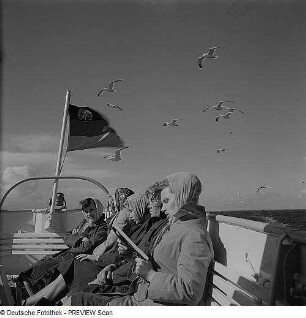 Fahrt nach Hiddensee, Frauen auf dem Deck einer Fähre