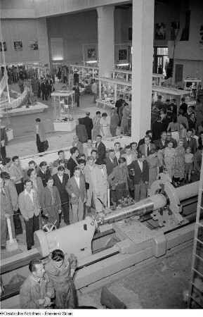 Vorführung einer Maschine der tschechoslowakischen Sektion auf der Leipziger Herbstmesse 1954