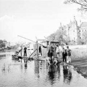 Bootfahren und Angeln am Seeufer von Schwerin nahe dem Schloss