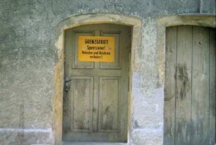 Tür mit altem Schild von der Grenze: "Grenzgebiet Sperrzone Betreten und Befahren verboten"