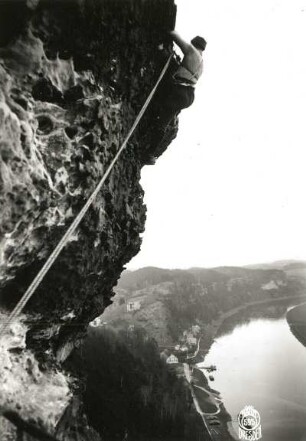 Sächsische Schweiz, Rathener Gebiet. Tiedgestein. Seilschaft Henning am Ring des Südweges (VI). Blick auf Rathen und die Elbe