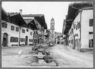 Mittenwald : Mittenwald, Straße mit Wohn- und Geschäftshäusern an der barocken Pfarrkirche