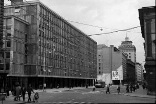 Laibach, Ljubljana: Titostraße mit modernen Bürohäusern