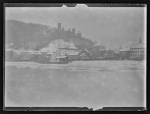 Blick von Kreuzwertheim über den Main auf den Mainhafen und Burg