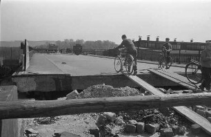 Umbau bzw. Anhebung der Wolfartsweierer Straßenbrücke im Zusammenhang mit der Elektrifizierung der Bundesbahn.