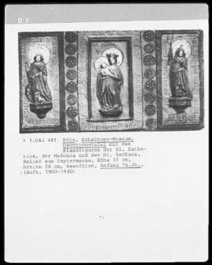 Devotionstafel mit den Standfiguren der Hl. Katharina, der Madonna und der Hl. Barbara