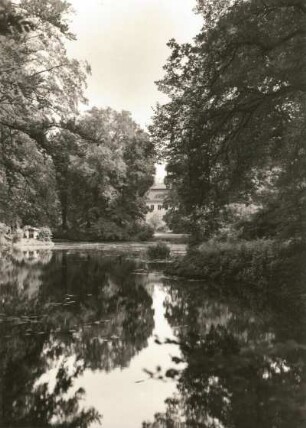 Cottbus. Branitzer Park (1846/1871; Fürst Hermann von Pückler-Muskau). Oberer Schloßteich (Schwarzer See) mit Enteninsel. Ansicht von Süden gegen Schloß